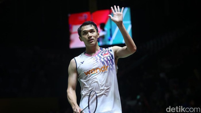 Pebulutangkis tunggal putera Indonesia Jonatan Christie berhadapan dengan pebulutangkis tunggal asal Jepang Nishimoto dalam babak perempat final Daihatsu Indonesia Master 2025 yang berlangsung di Istora Senayan, Jakarta, Jumat (22/1/2025).