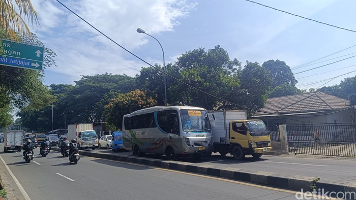 Kabel menjuntai di dekat Terminal Jatijajar, Jl Raya Bogor, Depok, Jawa Barat, 24 Januari 2025 pagi. (Rizky Adha Mahendra/detikcom)