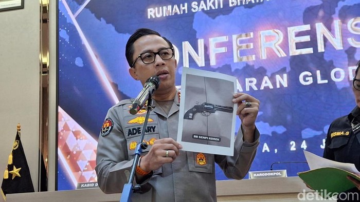 Kabid Humas Polda Metro Jaya Kombes Ade Ary Syam Indradi memperlihatkan foto benda mirip pistol yang ditodongkan pria koboi di Rest Area Cibubur.
