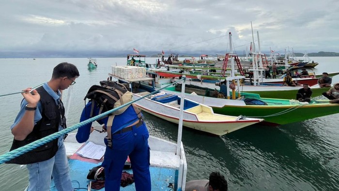 Kapal nelayan tanpa izin menangkap ikan diamankan personel gabungan Satpolairud di perairan Golo Mori, Kecamatan Komodo, Manggarai Barat, NTT (Dok. Humas Polres Manggarai Barat)