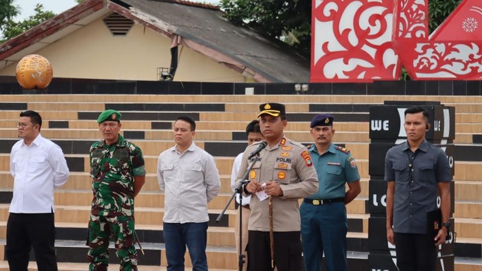 Kapolres Basel AKBP Trihanto Nugroho pimpin apel pembubaran geng motor.