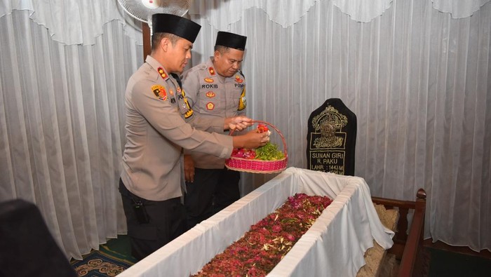 Kapolres Gresik berziarah ke makam wali di Gresik