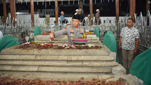 Kapolres Gresik berziarah ke makam wali di Gresik