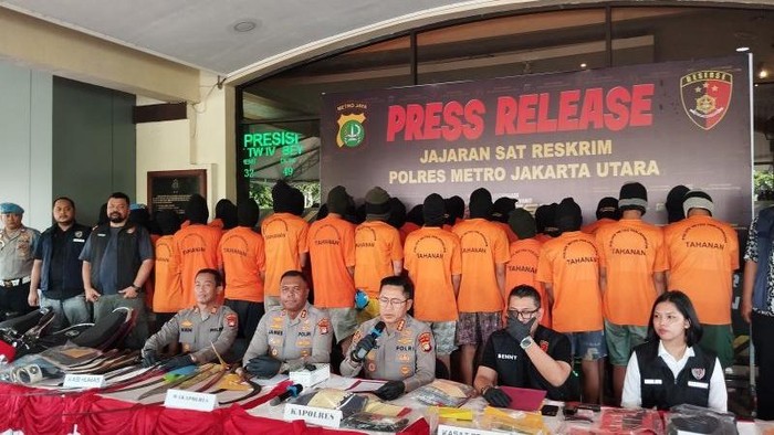 Kapolres Metro Jakarta Utara Kombes Ahmad Fuady memimpin konferensi pers pengungkapan kasus judi online hingga begal. (ANTARA/Mario Sofia Nasution)