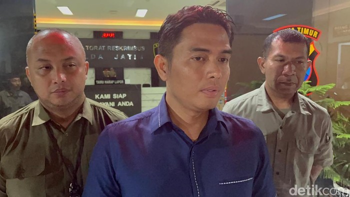 Kasubdit II Siber Ditressiber Polda Jatim AKBP Charles P Tampubolon saat ditemui detikJatim