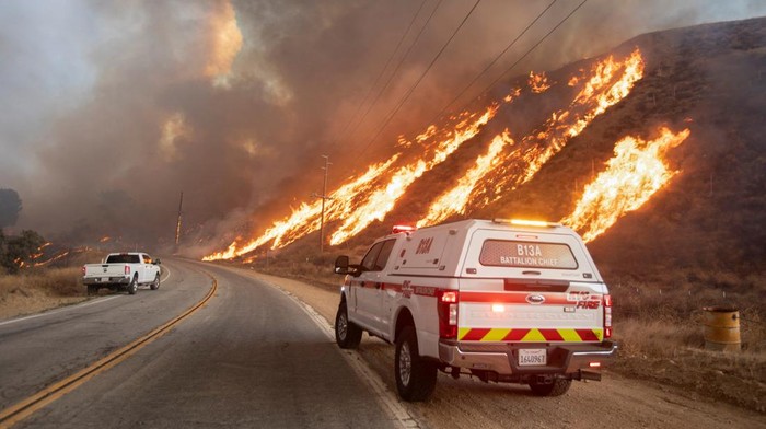 Kebakaran California Belum Usai, Kobaran Api Melanda Wilayah Baru Members of a firefighting crew work to battle the Hughes Fire near Castaic Lake, north of Santa Clarita, California, U.S. January 22, 2025. REUTERS/Ringo Chiu