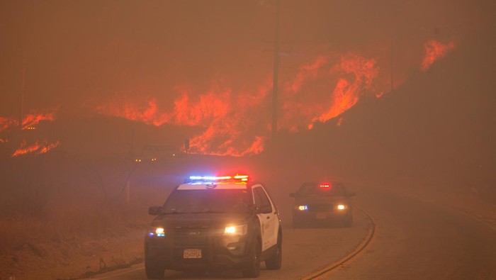 Kebakaran California Belum Usai, Kobaran Api Melanda Wilayah Baru Members of a firefighting crew work to battle the Hughes Fire near Castaic Lake, north of Santa Clarita, California, U.S. January 22, 2025. REUTERS/Ringo Chiu