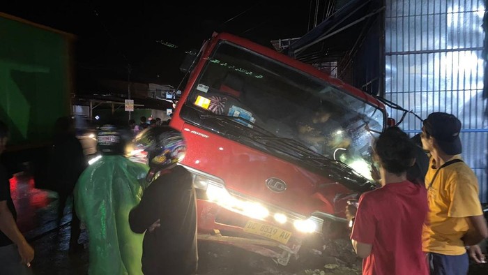 Kecelakaan maut truk vs pikap di Mamuju.