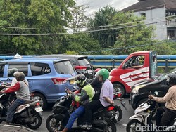 Arus lalu lintas tersendat di Jalan Teuku Umar menuju Jalan Imam Bonjol, Jumat (24/1/2025) sore. (Rizki Setyo Samudero/detikBali)