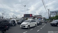 Kemacetan di simpang enam Teuku Umar, Denpasar, Jumat (24/1/2025) sore. (Rizki Setyo Samudero/detikBali)