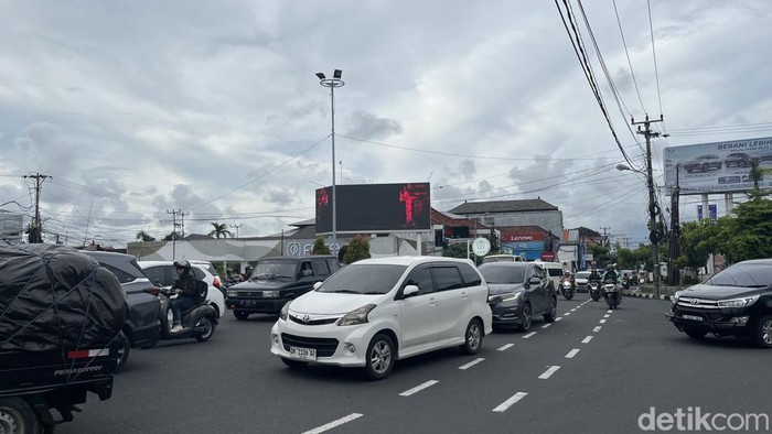 Kemacetan di Teuku Umar Kemacetan di simpang enam Teuku Umar, Denpasar, Jumat (24/1/2025) sore.