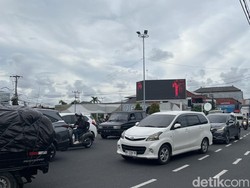 Kemacetan di simpang enam Teuku Umar, Denpasar, Jumat (24/1/2025) sore. (Rizki Setyo Samudero/detikBali)