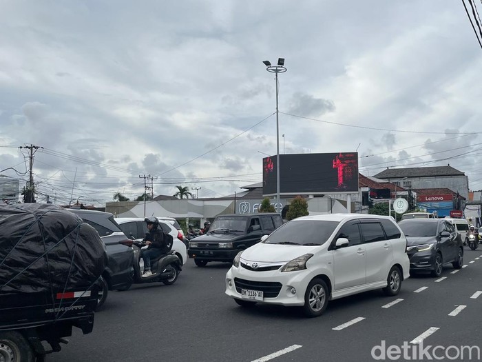 Kemacetan di simpang enam Teuku Umar, Denpasar, Jumat (24/1/2025) sore.