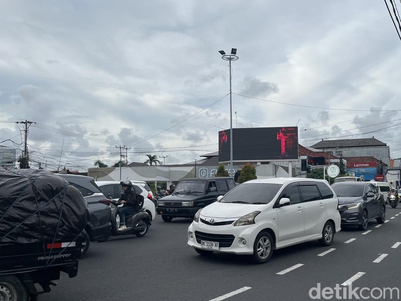 Kemacetan di simpang enam Teuku Umar, Denpasar, Jumat (24/1/2025) sore.