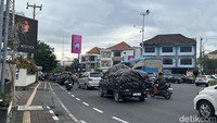 Arus kendaraan yang padat merayap di kawasan simpang enam, Jalan Teuku Umar, Denpasar, Jumat (24/1/2025). (Rizki Setyo Samudero/detikBali)