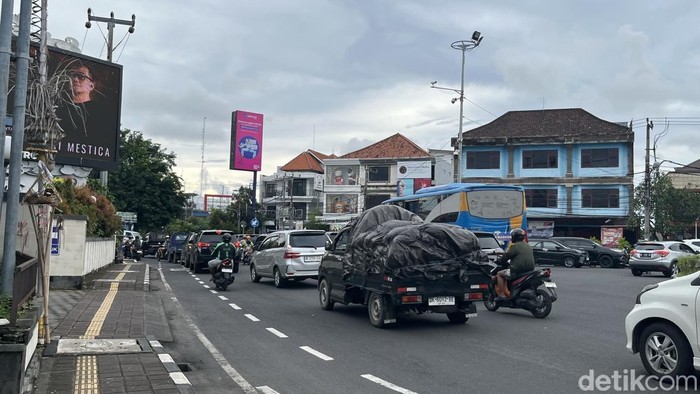 Kemacetan di Teuku Umar Arus kendaraan yang padat merayap di kawasan simpang enam, Jalan Teuku Umar, Denpasar, Jumat (24/1/2025).