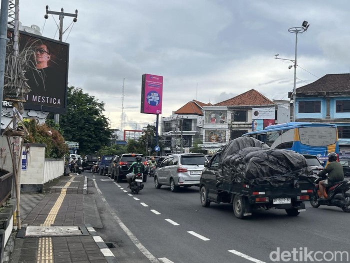 Arus kendaraan yang padat merayap di kawasan simpang enam, Jalan Teuku Umar, Denpasar, Jumat (24/1/2025).