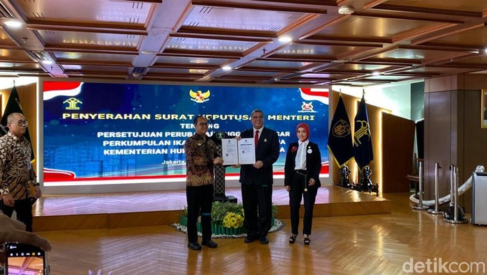 Kemenkum Serahkan SK Ikatan Notaris Indonesia