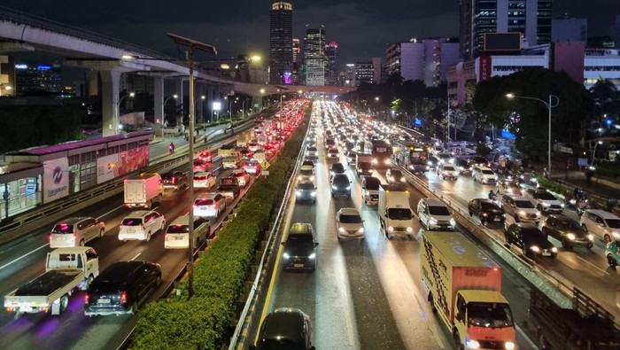 Kepadatan volume kendaraan di Tol Dalam Kota malam ini, Jumat
