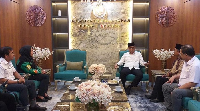 Kepala Badan Haji Muhammad Irfan Yusuf atau Gus Irfan saat bertemu dengan AMPHURI di kantornya.
