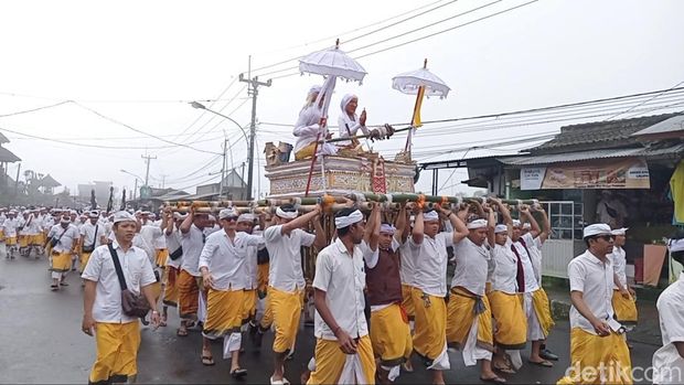 Keramaian dan arak-arakan Ngening Puncak palebon Jero Gede Kawanan (Alitan) Batur di Jalan Raya Batur hingga pertigaan Tunon, Batur, Kintamani, Bangli, Jumat (24/1/2025). (Aryo Mahendro/detikBali).