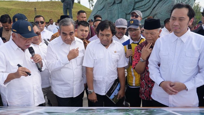 Ketua MPR Ahmad Muzani (dua dari kiri) mengecek perkembangan IKN