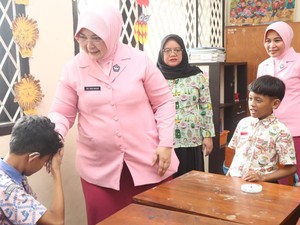 Kunjungi SLB Trenggalek, Ketua Bhayangkari Jatim Bagi Makan Bergizi Gratis