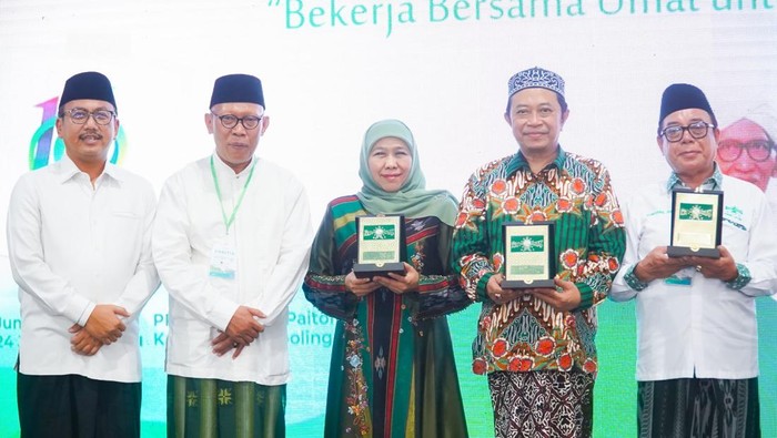 Khofifah Indar Parawansa menghadiri Rakerwil PWNU Jatim di Ponpes Nurul Jadid Probolinggo.