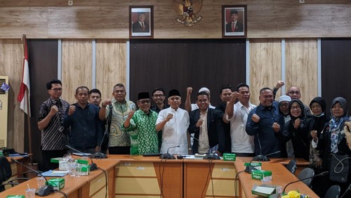 Komisi V DPRD NTB menerima audensi tiga perusahaan penempatan untuk membahas keterlambatan pemberangkatan 518 calon PMI ke Malaysia, Jumat (24/1/2025). (Ahmad Viqi/detikBali)