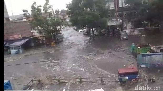 Kondisi di Jalan Pagarsih saat air dari irigasi meluap ke jalanan