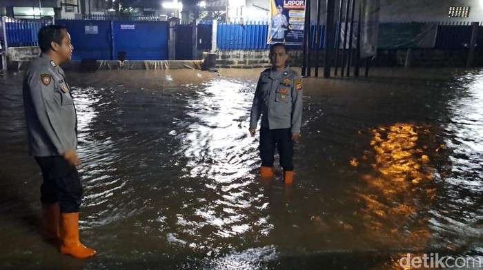 Kondisi genangan air diJalan Raya Laswi Cidawolong, Desa Biru, Majalaya, Jumat (24/1/2025) malam