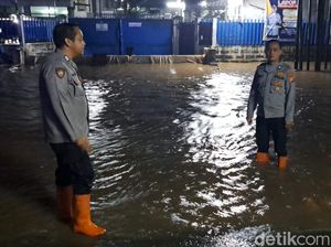 Banjir Genangi Jalan Cidawolong Bandung, Motor Tak Bisa Melintas