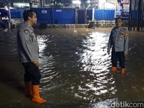 Banjir Genangi Jalan Cidawolong Bandung, Motor Tak Bisa Melintas
