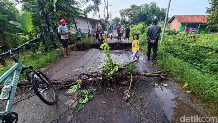 Kondisi jalan amblas di Desa Sidamulya