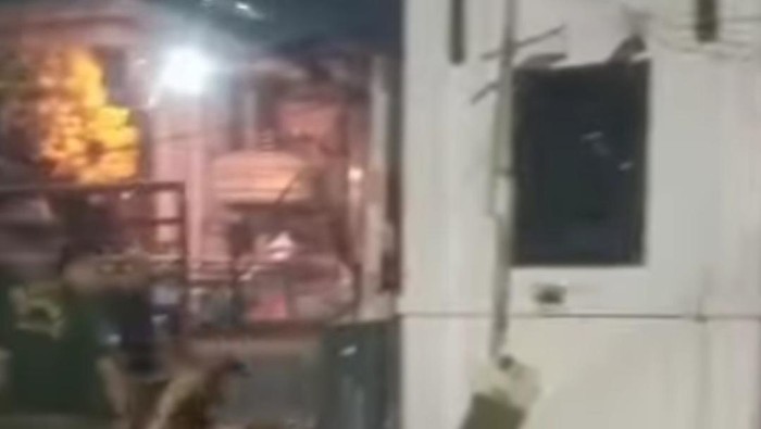 Kondisi pos jaga di Kantor Wali Kota Medan yang kanopinya ambruk. (Dok. Istimewa)