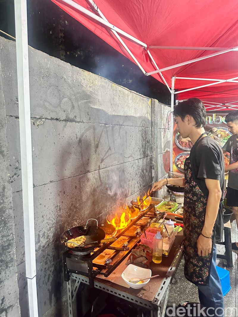 Kuliner Enak Sepanjang Trotoar Jl. Satrio Kuningan Favorit Karyawan