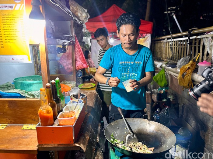Kuliner Enak Sepanjang Trotoar Jl. Satrio Kuningan Favorit Karyawan