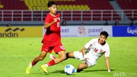 Welber Jardim mencoba melewati pemain Yordania U-20 dalam Mandiri U-20 Challenge Series 2025.