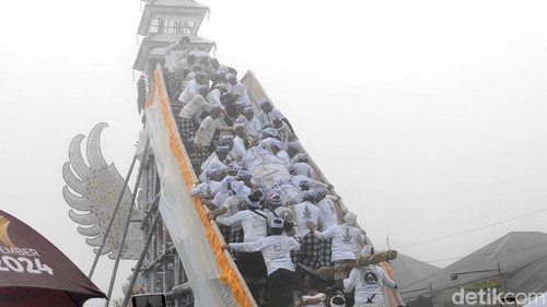 Layon Palinggih Dane Jero Gede Kawanan/Alitan Batur diiring dari Puri Kawan Batur ke dalam bade setinggi 22 meter untuk menuju ke setra Batur, Jumat (24/1/2025).