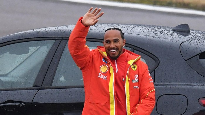 Formula One F1 - Lewis Hamilton drives a Ferrari F1 car around the Fiorano circuit as part of the TPC tests - Fiorano Circuit, Fiorano Modenese near Maranello, Italy - January 22, 2025 Ferraris Lewis Hamilton waves at fans during testing REUTERS/Jennifer Lorenzini