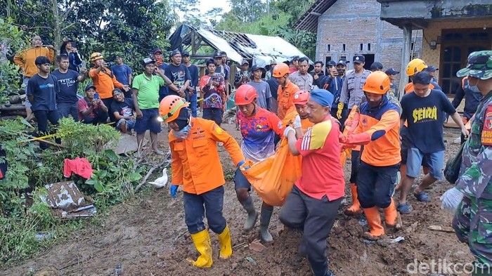 Longsor Jombang tewaskan 2 orang