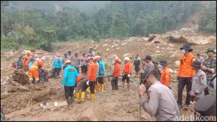 Evakuasi korban longsor di Petungkriyono, Pekalongan.