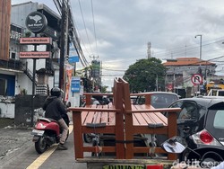 Sejumlah kendaraan terjebak macet di Jalan Teuku Umar, Denpasar, Jumat (24/1/2025) sore. (Rizki Setyo Samudero/detikBali)