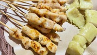 Sate taichan semakin enak dengan tambahan lontong atau nasi. Harganya Rp 5 ribu per porsi.