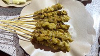 Harga seporsinya Rp 20 ribu, kamu bisa pilih menu sate campur atau sate kulit bumbu taichan. Kalau mau sate yang full daging dada, harganya Rp 25 ribu.