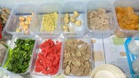 Pilihannya beragam, dari batagor, siomay, kerupuk merah, kerupuk putih, dan kwetiau. Ada juga topping dumpling keju, dumpling ayam, sosis, bakso, crabstick, chikuwa, siomay kering, dan lainnya.