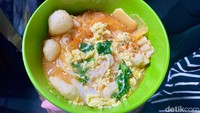 Cita rasa seblaknya khas dengan kuah rasa kencur. Jumlah isiannya juga terbilang cukup royal.