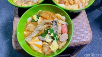 Seblak Suka-suka mulai berjualan pukul 14.30 hingga 23.00. Dalam sehari, Adi mengaku bisa menjual sekitar 40 porsi seblak. Pelanggan bisa minta takaran pedas dari tingkat 1 sampai 5.