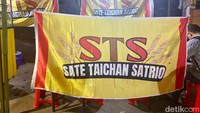 Mau yang lebih mengenyangkan? Mampirlah ke Sate Taichan Satrio (STS). Gerainya mudah dikenali dari warna merah dan kuning terang.