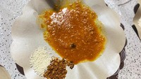 Pelengkap sate taichan berupa sambal, bawang putih goreng, dan bubuk kaldu. Sambalnya tipe yang encer dan rasa pedasnya kuat.